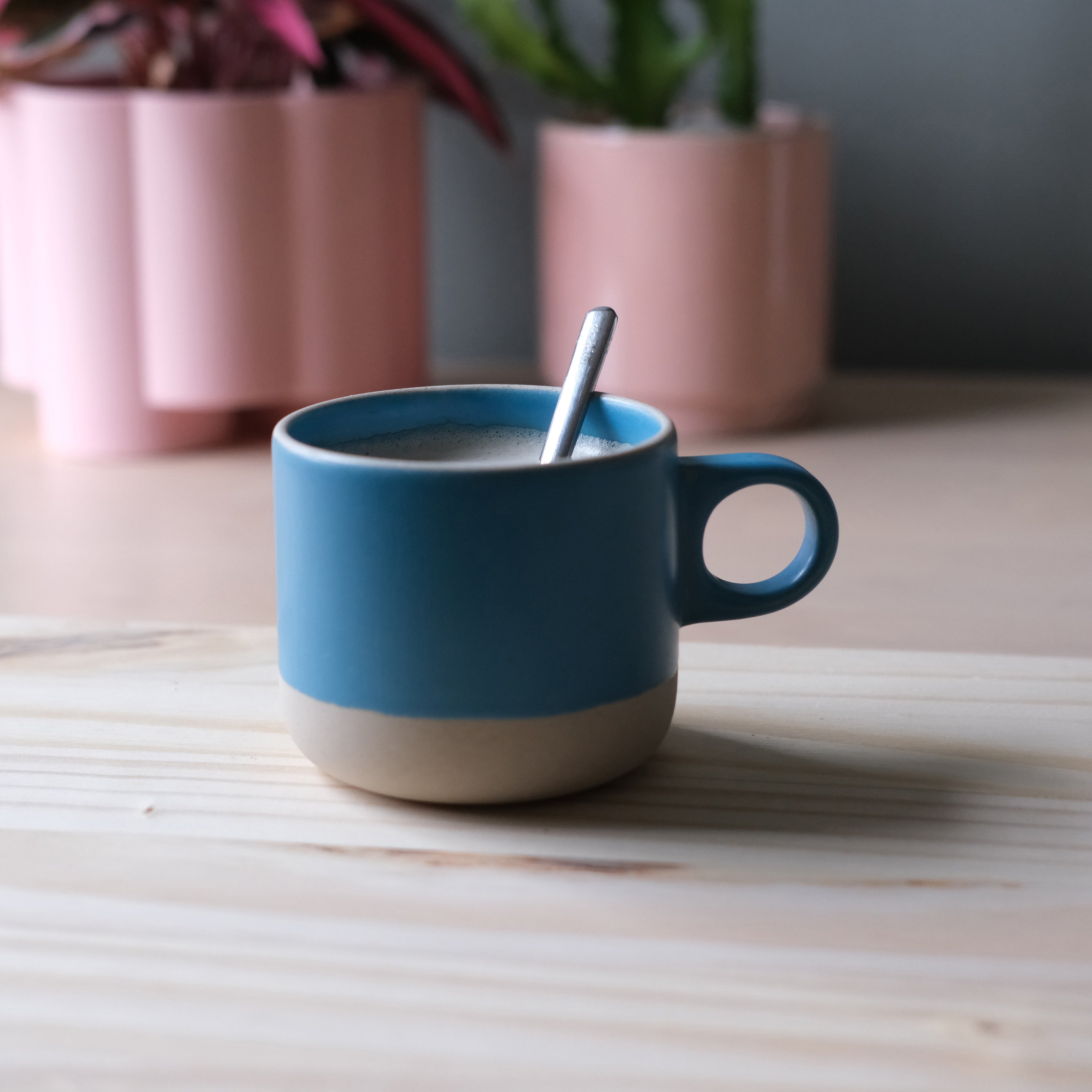 Blue dipped Misewell Scotty tumbler mug with a handle, featuring a stylish blue dip design and a comfortable grip.