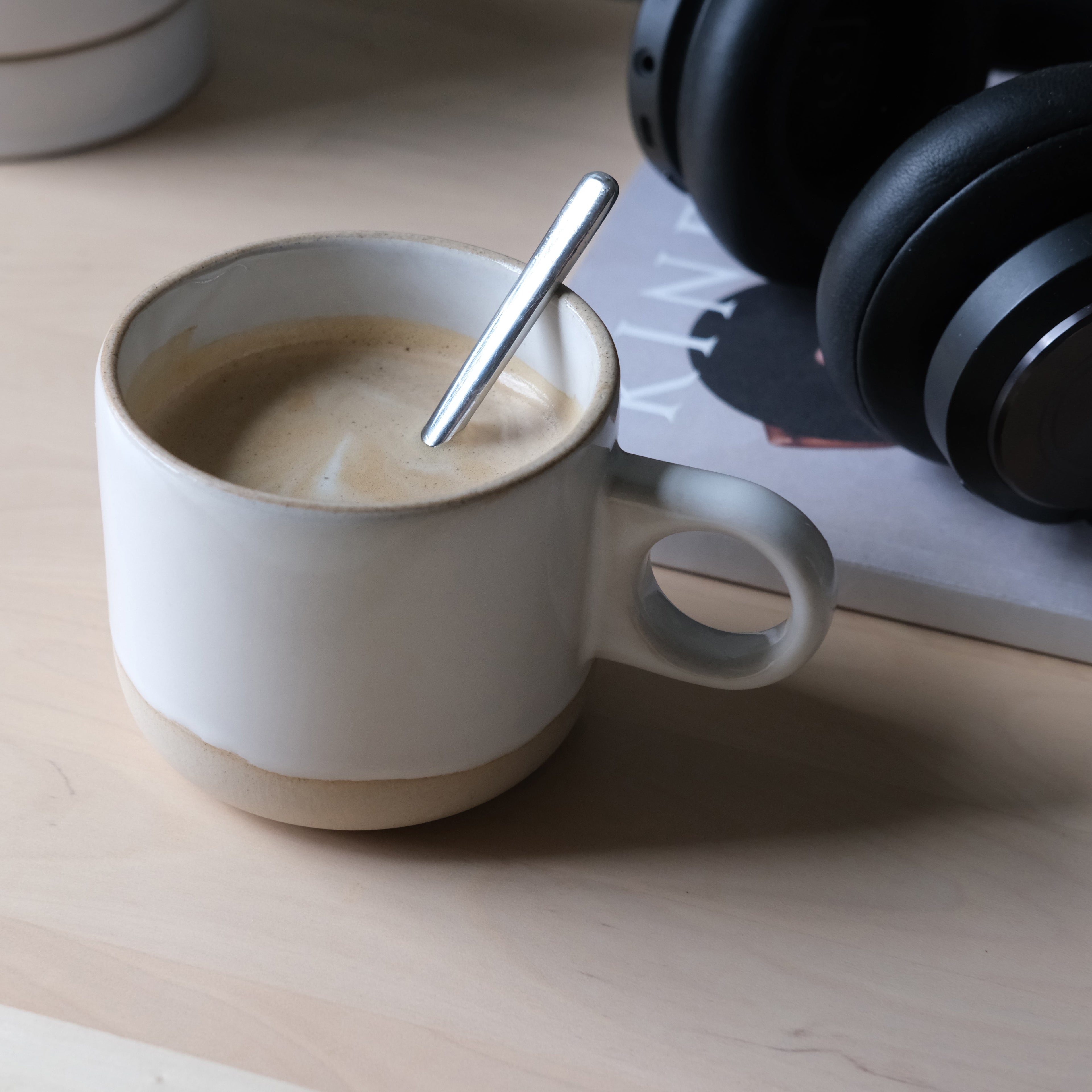 White dipped Scotty tumbler mug with black handle from Misewell, showcasing a sleek, modern design and smooth finish.