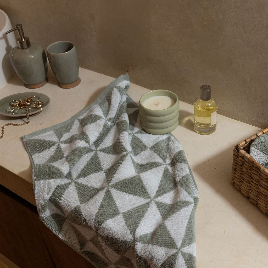 Soft white Umbra Australian cotton bath towel from Italic, displayed folded on a clean bathroom surface.